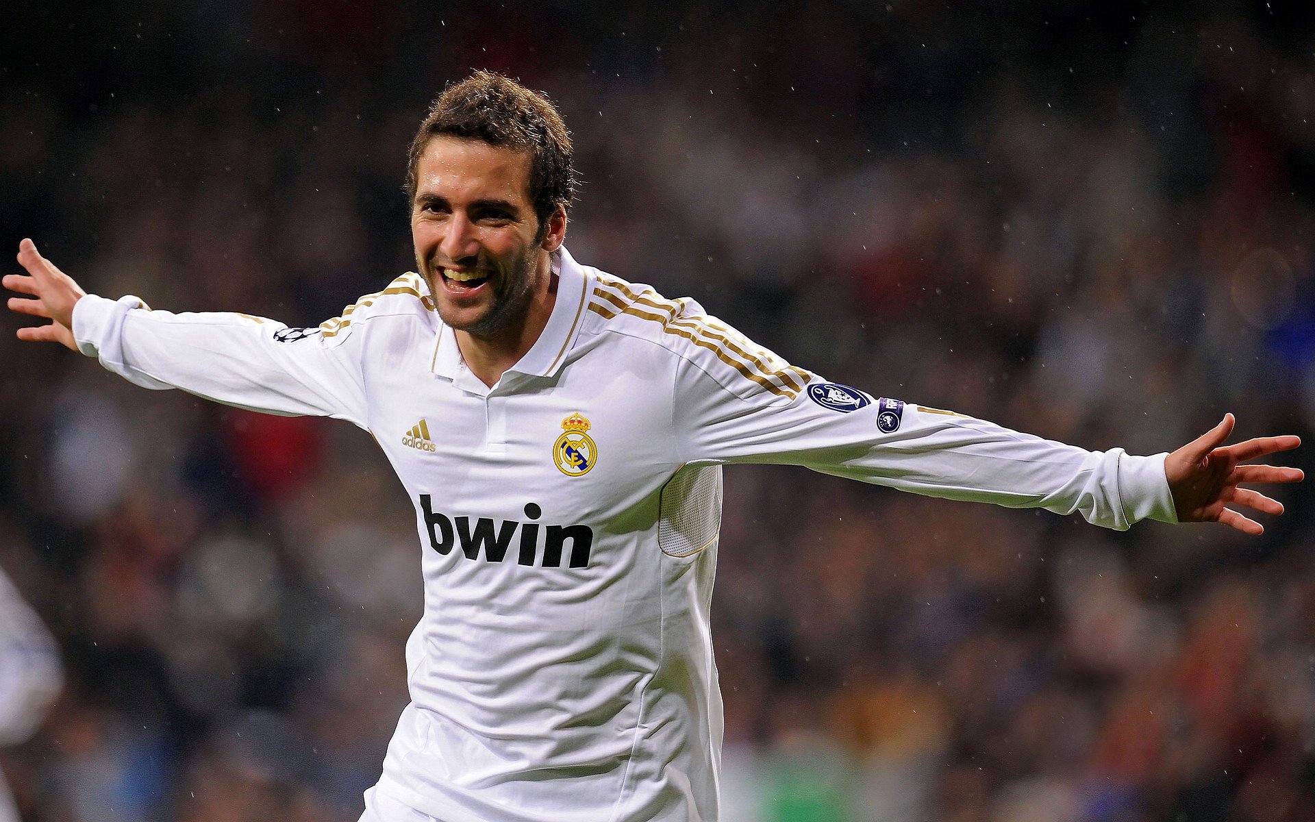 曼城强势进攻4-1大胜多特,继续保持欧冠小组赛全胜纪录,曼城4-2多特晋级欧冠4强